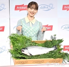 のん、海をイメージした衣装で登場　新CMでは「自分がサーモンになったような気持ちに（笑）」