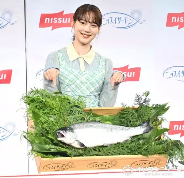 のん、海をイメージした衣装で登場　新CMでは「自分がサーモンになったような気持ちに（笑）」