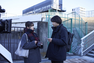 松村北斗＆今田美桜、禁断のバディ結成の瞬間を体現　『白鳥とコウモリ』現場レポート到着