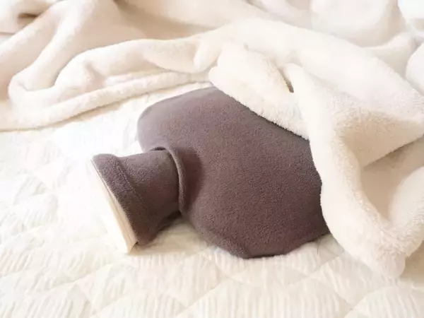 「寒くて眠れない夜からの卒業」「ぬくぬく安眠」じんわり温まる“湯たんぽ”充電式とお湯式のメリット＆デメリット