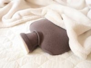 「寒くて眠れない夜からの卒業」「ぬくぬく安眠」じんわり温まる“湯たんぽ”充電式とお湯式のメリット＆デメリット