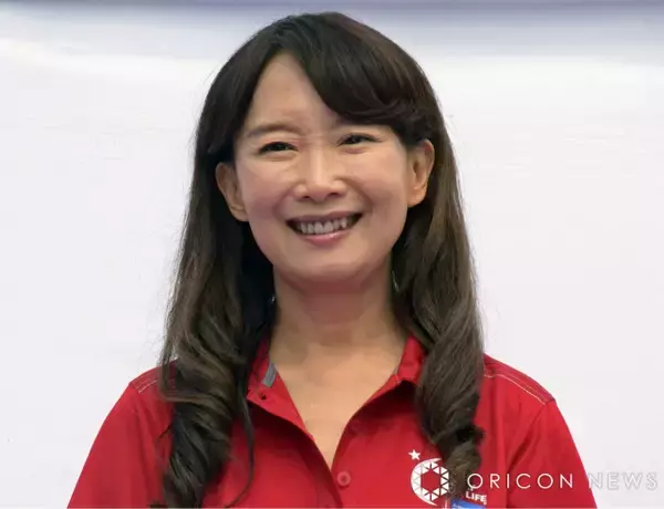 70歳アグネス・チャン、ほんのり日焼け姿　プールをバックに“夏満喫”の近影を披露「焼けてもアグネスさん…お若い」