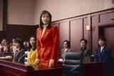 「綾瀬はるか、赤いスーツで法廷に立つ　“日本初”のハラスメント裁判描く『ファーストボイス』場面写真」の画像1