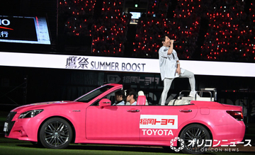 T.M.Revolution、『鷹祭 SUMMER BOOST』でガンダムファンも熱狂させる　ピンク色の“母艦”から出撃後に「Meteor-ミーティア-」歌唱