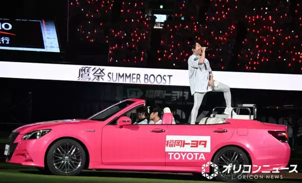 T.M.Revolution、『鷹祭 SUMMER BOOST』でガンダムファンも熱狂させる　ピンク色の“母艦”から出撃後に「Meteor-ミーティア-」歌唱