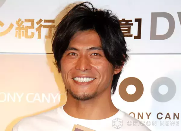 坂口憲二、湘南の海に立つワイルドな最新ショット公開　存在感ある姿でファンを魅了「かっけえ～～！」「男が惚れる男」