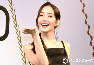 パク・ミニョン、美脚＆美スタイル全開の日本でのオフショットに反響「やっぱり天使」「本当に綺麗」　バスローブ姿も披露