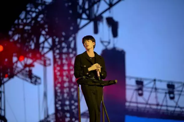 BTS・JIN、「Rope It」「I’ll Be There」の歌唱予告公開　4DXでは野外ステージの臨場感を味わえる仕掛けも
