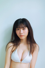 「僕が見たかった青空」金澤亜美、純白のビキニ姿を初披露　儚くも美しい透明感