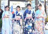 「「僕が見たかった青空」二十歳メンバーが“青空”のもと成人式　あざやかな晴れ着姿を披露」の画像1