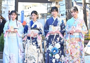「僕が見たかった青空」二十歳メンバーが“青空”のもと成人式　あざやかな晴れ着姿を披露