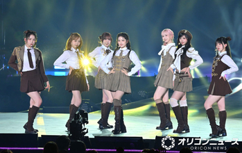 ME:I、レトロ風な制服姿でパフォーマンス　前向きなメッセージ届ける【セットリスト掲載】