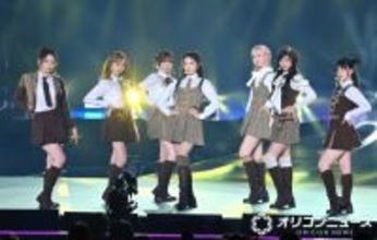 ME:I、レトロ風な制服姿でパフォーマンス　前向きなメッセージ届ける【セットリスト掲載】