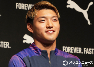 【W杯2026】キャプテン堂安律、現地で28歳迎え日本代表メンバーがケーキでお祝い　妻も夫婦2ショット添え誕生日を祝福「最高の一年を！」