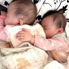 突然ママが天国に…0歳双子の女児を育てるシングルファーザーに激励の声「同じ父として応援しています」「奥様の分までお子様達と生きてください」