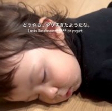 大好きな食べ物を手に…キッチンで寝落ちする1歳ハーフ女児の姿に120万回再生「電池切れや」「可愛い事件ですね」