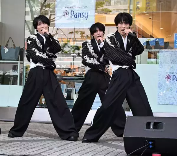 一卵性三つ子・佐藤三兄弟、リリイベで“見分け方講座”　狙うは夢舞台の『紅白歌合戦』
