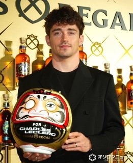 “トップF1ドライバー”シャルル・ルクレール、金のだるま抱えにっこり　日本のファンにメッセージ「いつもありがとうございます」