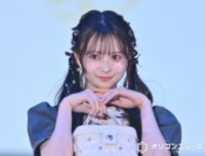 AKB48伊藤百花、『ガルアワ』リボンいっぱいミニスカワンピ＆キュートなウィンクで会場メロメロ