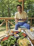 「82歳・高橋英樹、別荘のベランダで“爽快”朝ごはん　自然を感じながら品数豊かなメニューを満喫「空気も良いのでついついペロリ！」」の画像1