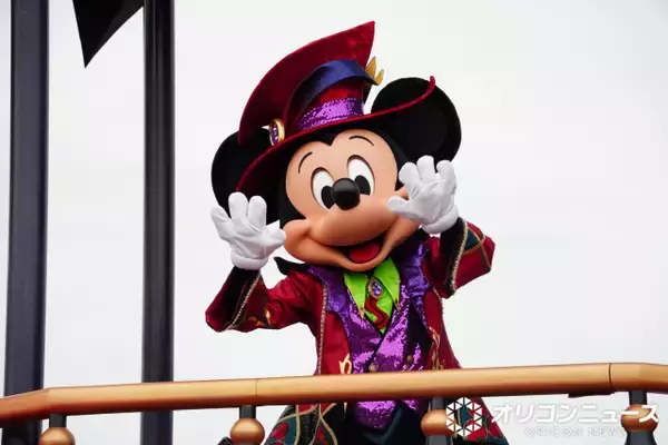 【ディズニー・ハロウィーン】ヴィランズが妖しいパーティーに誘い込む　炎とスモークがさく裂の迫力満点パレード【現地レポ】