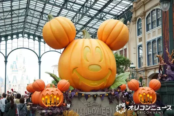 【ディズニー・ハロウィーン】ランドはミッキー＆ミニーがかぼちゃ姿に大変身　ヴィランズのゴーストも出現【現地レポ】