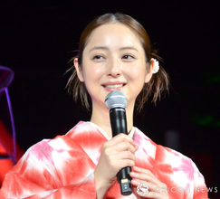 佐々木希、優美な絞り染めの浴衣着で登場「襟を入れて大人っぽさを演出」