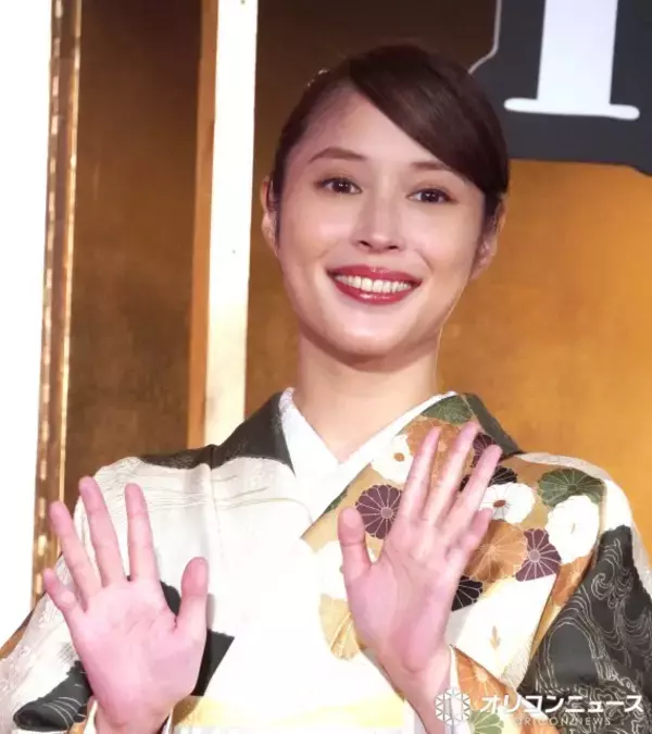 広瀬アリス、全身タイツで撮影「ノリノリでした」　ムロツヨシも驚き「堂々といる」