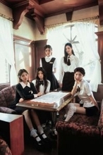 ILLIT、洗練されたレトロモダンなビジュアル披露　日本デジタルシングル「Sunday Morning」コンセプトフォト公開