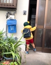 昭和のご近所付き合いが令和に…お隣のおばあちゃんと3歳児の毎朝の交流に1380万回再生、約4年後の姿に「泣ける」