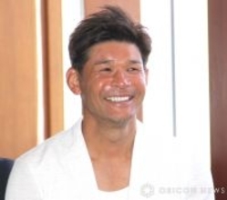 照英「GWでの一コマ」　長男を抱いた“コミカル”な“顔出し”親子2ショット公開「お子さん、冷静ですね」「無邪気なパパ」