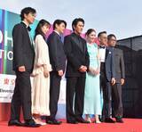「【横浜国際映画祭】『アギト－超能力戦争－』キャストがわちゃわちゃ　要潤、仮面ライダーアギトの後ろで変身ポーズ」の画像1