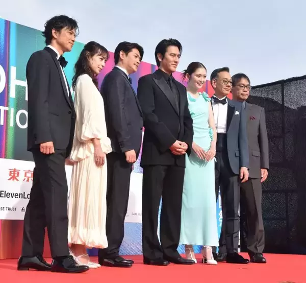 【横浜国際映画祭】『アギト－超能力戦争－』キャストがわちゃわちゃ　要潤、仮面ライダーアギトの後ろで変身ポーズ