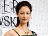「菜々緒、抜群のプロポーション際立つグラビア披露に反響「脚がキレイ」「カッコイイ」　『原色美女図鑑』に登場」の画像1