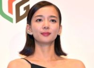 岡田紗佳、肩ひもずれてこぼれそうな“たわわ”「うわ～色っぽい」「流石の役満ボディ」“ポロリ”心配する反響も