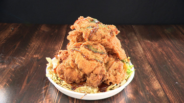 『オモウマい店』お好み焼き店、立体的すぎる…「チキンカツタワー」1300円　店主「だから赤字になんねん」