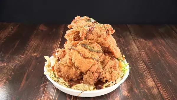 『オモウマい店』お好み焼き店、立体的すぎる…「チキンカツタワー」1300円　店主「だから赤字になんねん」
