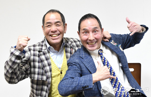 ザ・ぼんち、大阪伝統の『上方漫才大賞』大賞に輝く　1981年以来2度目の受賞　舞台で喜びの握手