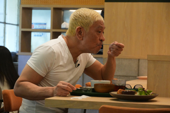松本人志、吉本の社員食堂でランチ　“看板メニュー”よしもとカレーを2杯おかわり