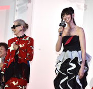 メリル・ストリープ＆アン・ハサウェイ、『プラダを着た悪魔』コンビが初の2ショット来日　生“ザッツ・オール”にファン熱狂