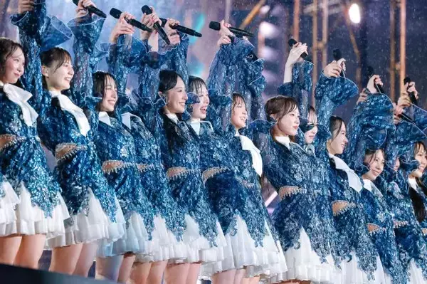 「日向坂46、“天気”で変わる挑戦的セットリスト　初日は史上初の大雨ライブに【ライブレポート】」の画像