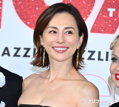 米倉涼子、久しぶりの『CHICAGO』観劇で「ほっとした」　来日キャストと並んで笑顔