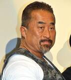 「角田信朗『ちいかわ』島二郎ポーズにネットざわつく「そっくり」「首の角度も完璧に再現」」の画像1