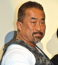 角田信朗『ちいかわ』島二郎ポーズにネットざわつく「そっくり」「首の角度も完璧に再現」