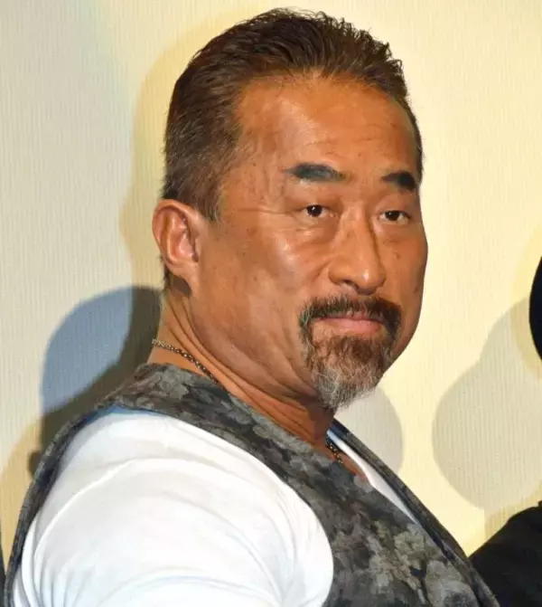 角田信朗『ちいかわ』島二郎ポーズにネットざわつく「そっくり」「首の角度も完璧に再現」