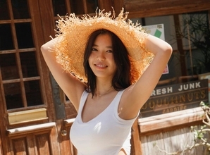 マイク眞木の長女・眞木花が人生2度目のグラビア　海を舞台に健康美ボディを披露