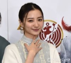 高田里穂、素肌感あふれる美太ももショットが魅惑的「色っぽい」「すごくキレイ」「最強やな」