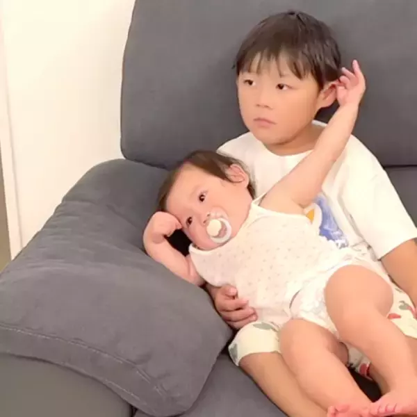 5歳兄のひざの上でくつろぐ1歳妹、安心感がスゴすぎる「お父さんみたいな落ち着きがある」「くっつき虫やん」