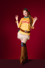 XG、コカ・コーラ限定サッカーユニフォームでスタイリッシュなコーデ披露「テンションが上がります」