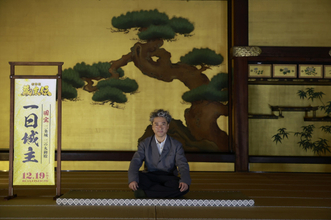 ムロツヨシ、坂本龍馬の命日に二条城で“一日城主”に　大政奉還の場で感慨　社会科学中の小学生たちと交流も